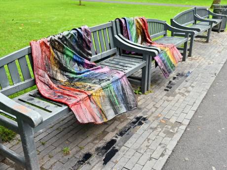 Regenboogbankjes in Park Valkenberg Breda opnieuw besmeurd met zwarte vloeistof