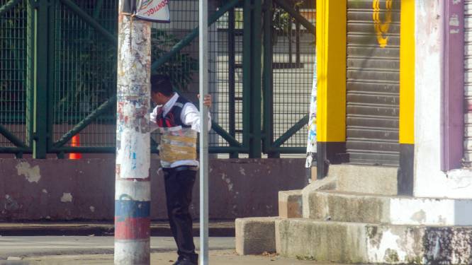 Un agent de sécurité avec des explosifs scotchés autour de son buste secouru par la police en Équateur
