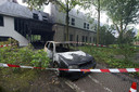 Eén van de auto's die het gemeentehuis is ingereden. foto ANP