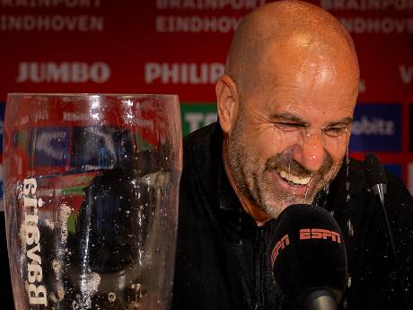 Spelers trakteren trainer Peter Bosz op bierdouche tijdens persconferentie na kampioenschap PSV
