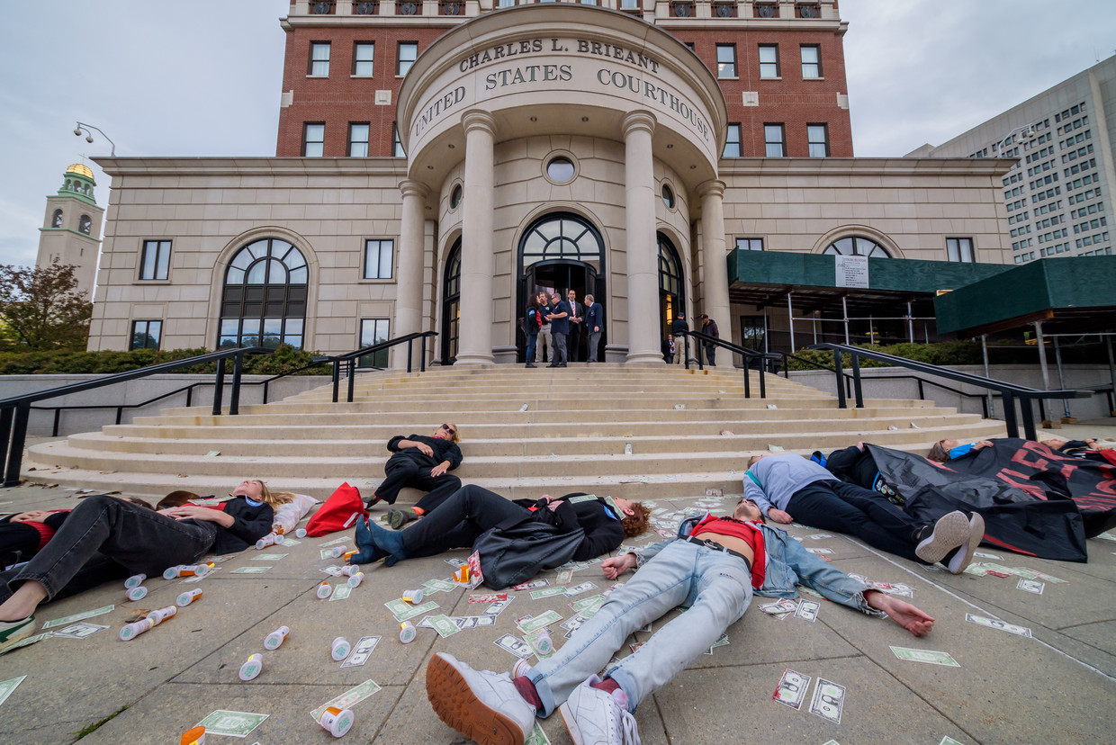 Demonstranten houden een ‘die-in’ voor de rechtbank waar een zaak rond Purdue Pharma dient. Beeld LightRocket via Getty Images
