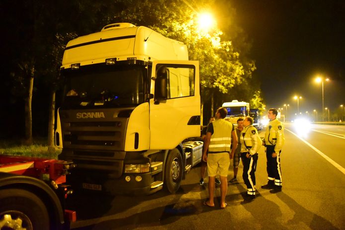 Vrachtwagenchauffeurs slapen op de vluchtstrook van de A27.