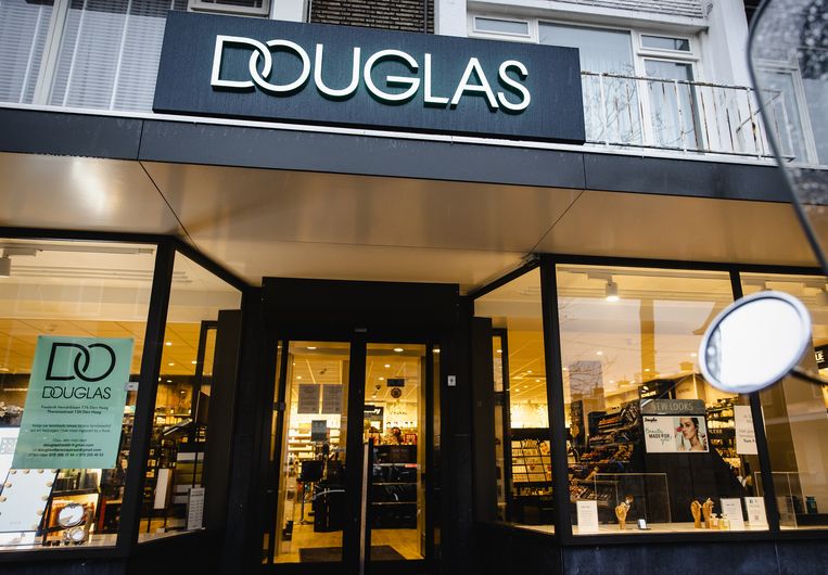 Parfum make-up kopen klanten de winkelstraat: omzet Douglas stijgt