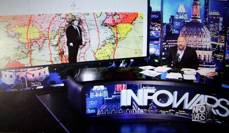 Alex Jones in de studio van zijn show Infowars. Beeld 