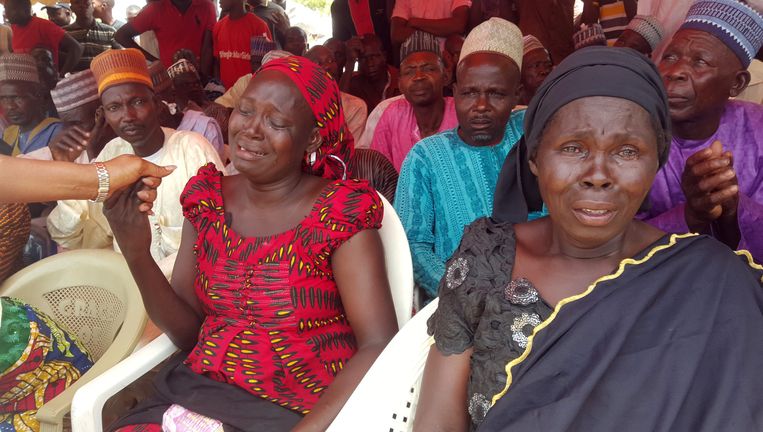 Moeders van schoolkinderen ontvoerd door Boko Haram huilen bij de herdenking van de ontvoering. Beeld AFP