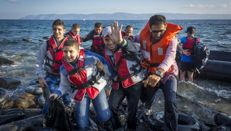 Syrische vluchtelingen komen aan op Lesbos, op de achtergrond is de Turkse kust te zien Beeld ANP
