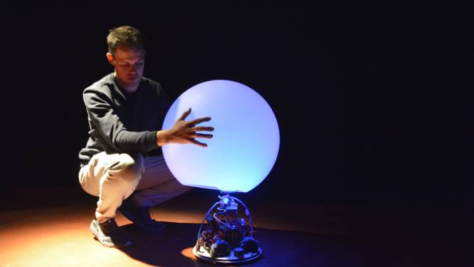 Theatergezelschap zet robot op podium: ‘De mensen vergeten dat ze niet met een levend wezen te maken hebben’