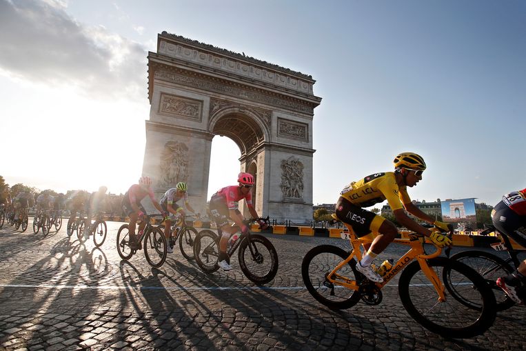 De slotetappe van de Tour, vorig jaar gewonnen door de Colombiaan Bernal (op foto in het geel) door Parijs is nu gepland op 20 september.  Beeld EPA