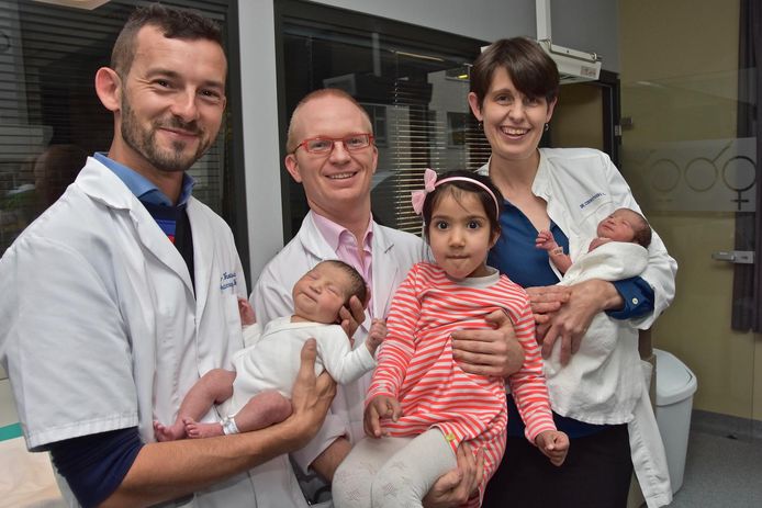 Dokter Johan Vandenberghe, dokter Dieter Mortier en dokter Inge Cooremans poseren trots met de nieuwjaarstweeling Hawa en Hasza en hun zusje Hadia.