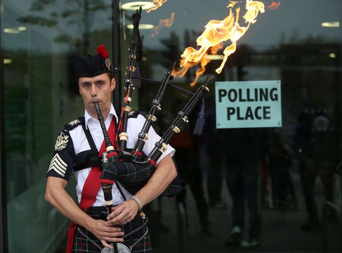 Man speelt doedelzak voor stembureau bij vorig referendum voor onafhankelijk Schotland in 2014.