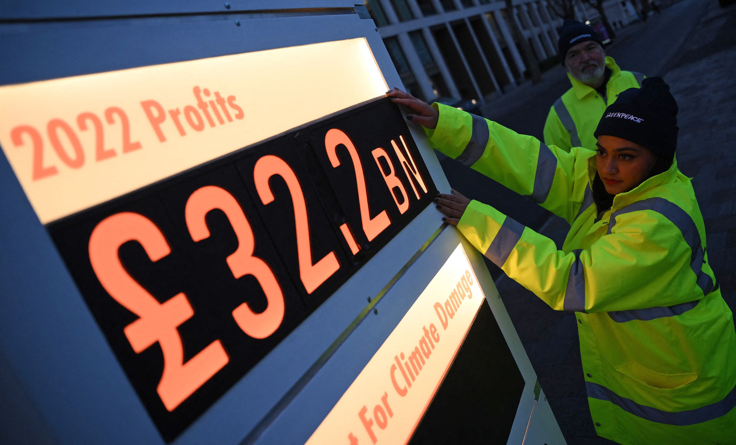 Een actie van Greenpeace bij Shell in Londen. Shell maakte vorig jaar 38 miljard euro winst, omgerekend 32 miljard pond.