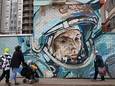 Mensen lopen langs een muurschildering in Krasnogorsk met kosmonaut Yuri Gagarin, de eerste man in de ruimte. (12/04/24)