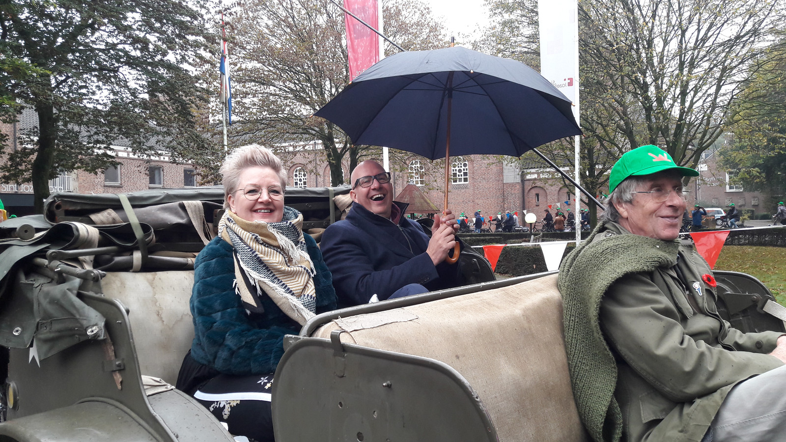 Burgemeester Jack Mikkers van Den Bosch en zijn vrouw in een historische jeep in Nuland, tijdens de bevrijdingstocht van Vinkel naar de Parade in Den Bosch.
