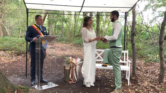 In Glabbeek trouwden Charlotte en Wouter vorig weekend in openlucht. In het ‘trouwbos’ mochten ze toch een vijftigtal gasten uitnodigen. 