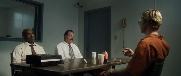 Een scène uit de serie waarin twee rechercheurs Jeffrey Dahmer ondervragen.