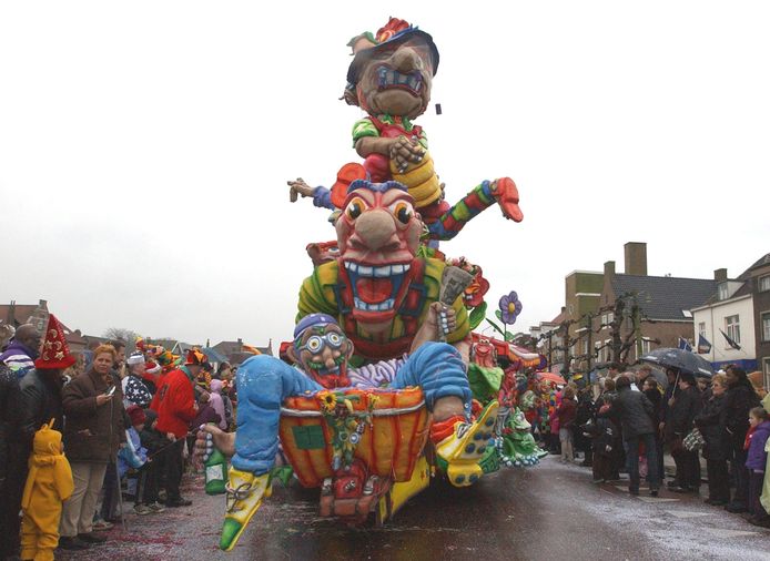 Carnaval in Sas van Gent. Kan volgens Sassenaar Carlo de Groff ook prima in de zomer.