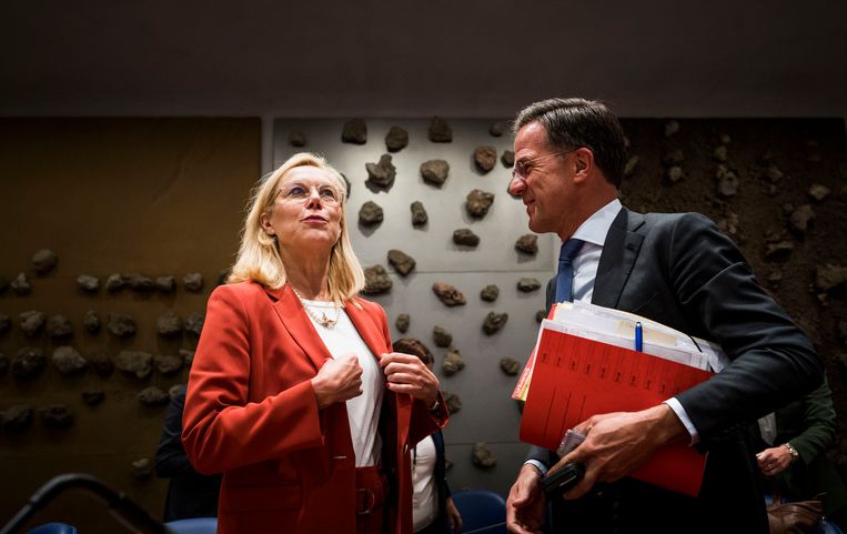 Sigrid Kaag, minister van Financien (D66) en Mark Rutte, premier (VVD) tijdens een schorsing van de algemene beschouwingen in de Tweede Kamer. Beeld Freek van den Bergh
