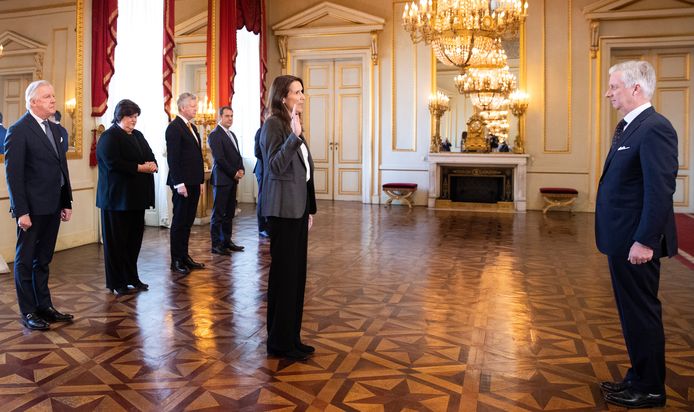 In het Koninklijk Paleis in Brussel heeft Sophie Wilmès de eed afgelegd als premier.