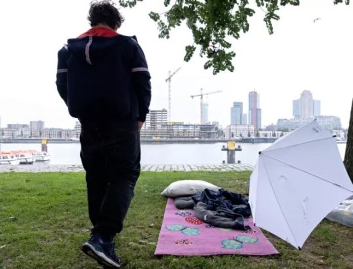 Een Poolse dakloze aan de Brielselaan in Rotterdam-Zuid, waar hij en tien anderen een tijdlang woonden tot de plek ontruimd werd.