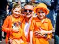 Hieperdepiep voor Willem-Alexander! Drukte op de kleedjesmarkt en dansen in het zonnetje