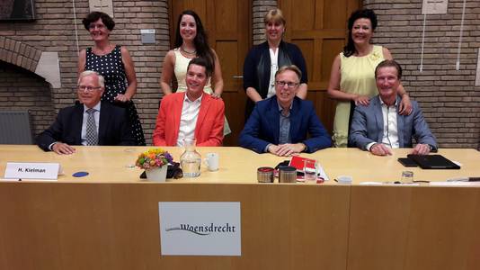 De wethoudersploeg van Woensdrecht met (vlnr) Henk Kielman (VVD), Jeffrey van Agtmaal (CDA), Lars van der Beek (ABZ) en Hans de Waal (ABZ) met hun partners.