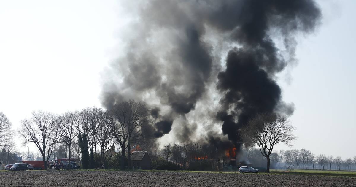 Grote brand uitgebroken in stal in Oploo, geen dieren aanwezig