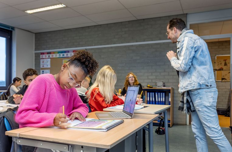 Meester Leroy Swankhuizen geeft les aan groep 8B van basisschool De Dukdalf in Almere. Eén dag in de week zitten de leerlingen thuis. Beeld Jean-Pierre Jans