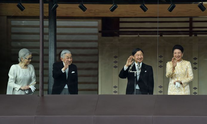 Naruhito's toespraak werd bijgewoond door keizerin Masako en de voormalige keizer Akihito zijn vrouw Michiko.