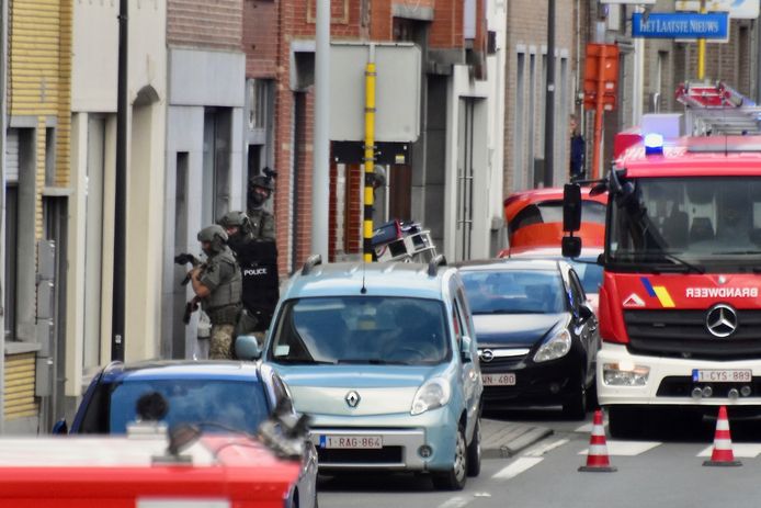 De gespecialiseerde eenheden drongen een woning binnen langs de Stationstraat in Tielt, waar een gewapende man zich had verschanst.