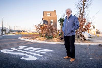 Dirk (80) woont plots op rotonde: “Na veertig jaar ga ik hier niet meer verhuizen. Maar een hogere haag rond mijn tuin mag wel”