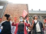‘Radboud schande, bloed aan je handen’: honderden demonstranten lopen protestmars richting bestuurders universiteit