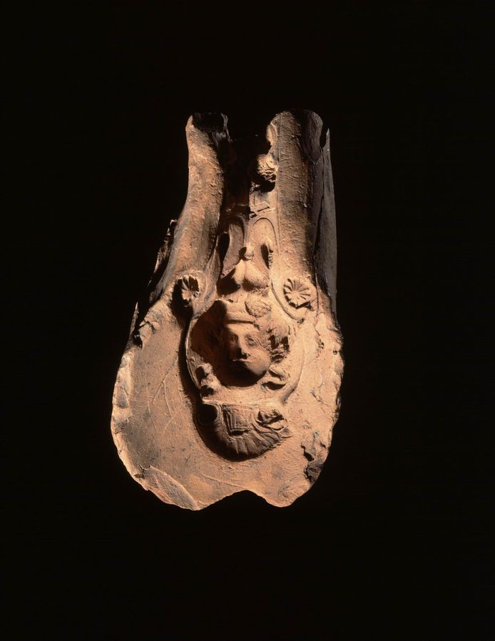 De mal van een versierd oor van een Romeinse kan, gevonden in Berg en Dal.
