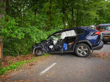 Auto ramt boom, inzittende zwaargewond naar ziekenhuis 