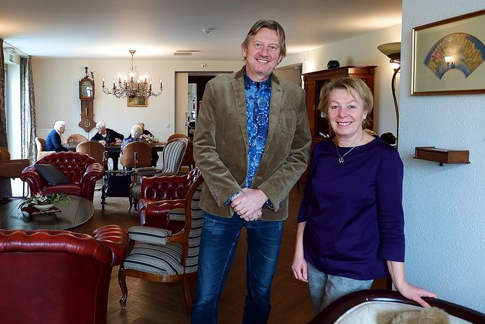 Alex en Wilma van Seventer in de woonkamer van hun verpleeghuis Ter Wal in Lepelstraat.