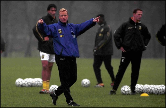 Ronald Koeman begon in januari 2000 als coach van Vitesse, waar hij voor het eerst op eigen benen kwam te staan. In zijn eerste seizoen werd Vitesse vierde, in zijn tweede seizoen zesde.