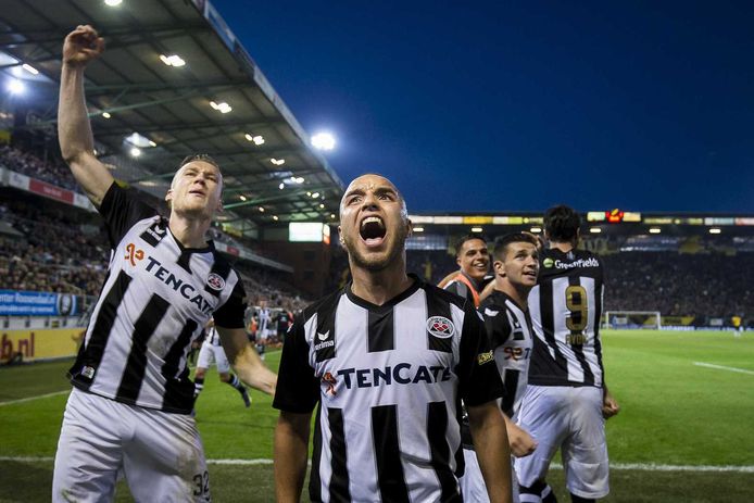 Voormalig Heraclieden Iliass Bel Hassani en Mike te Wierik (links) juichen voor het vak met uitfans bij een eerdere editie van NAC Breda - Heracles Almelo. De Heracles-spelers die woensdag oogcontact zoeken met hun aanhang, hoeven daarvoor niet omhoog te kijken.