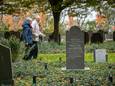 Begraafplaats Zaamslag met schrijver en onderzoeker David Scheele en Anneke van de Ree-Dieleman. Anneke hielp David onder meer bij het schoonmaakwerk om stenen leesbaar te krijgen. Zij verzorgde ook rondleidingen op de begraafplaats in Zaamslag.
