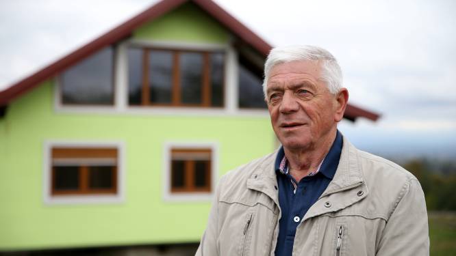 Bosniër bouwt draaiend huis om echtgenote te plezieren: “Nu kan ze zelf kiezen wat ze ziet als ze door het raam kijkt” 