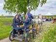 Rucphen en Roosendaal hebben samen een nieuw ruiternetwerk ontwikkeld. Wethouders René Lazeroms en Sanneke Vermeulen komen samen aan in een koets.