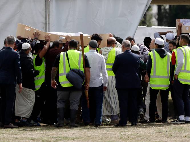 “Mama, iemand is op ons aan het schieten”: vader en zoon (16) die in moskee werden vermoord begraven in Christchurch