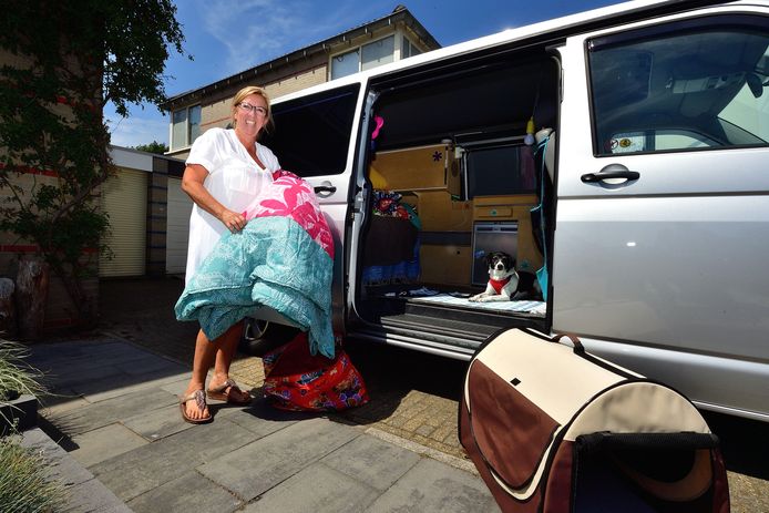 Jacqeline Franken uit Bergen op Zoom maakt de camper klaar