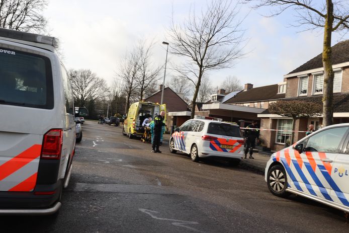 Veel politie en een ambulance begin vorig jaar in de Eindhovense Cahorslaan. De woningoverval blijkt nu niet om wat hasj te gaan, maar om een grote partij harddrugs.