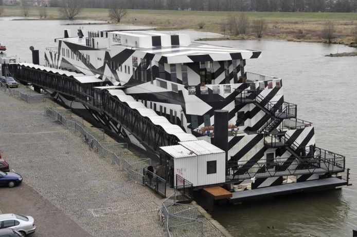 De drugsboot ligt nu illegaal in de Rijn en dat kost de gemeente 1000 euro per dag.