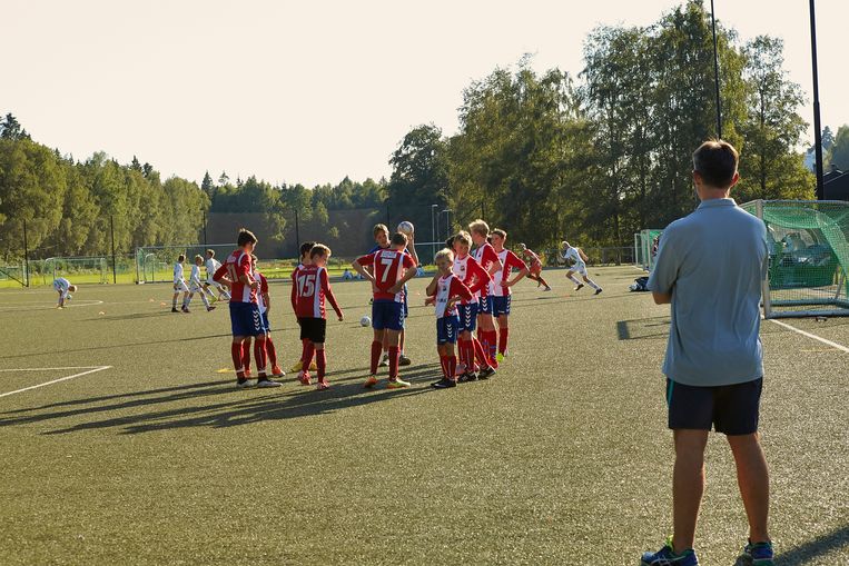 Op de training van jonge voetballers in Oslo gaat het er vriendelijker aan toe.  Beeld Hollandse Hoogte / Jaco Klamer