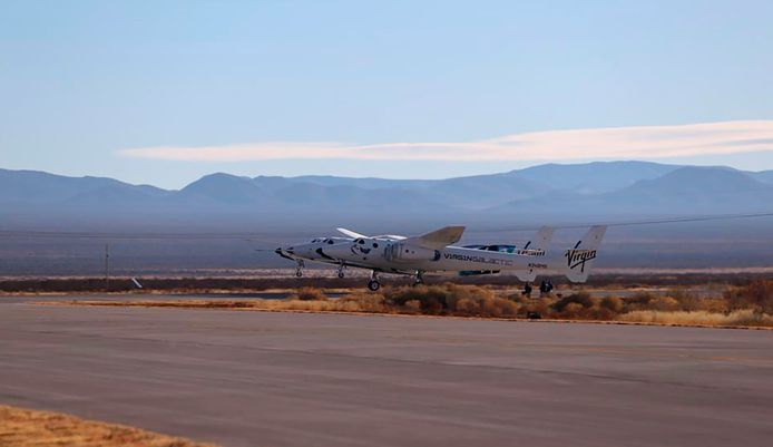 De SpaceShipTwo, bevestigd aan het moederschip VMS Eve, zaterdag bij het opstijgen.
