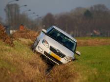 Auto belandt in sloot naast weg in Haren, bestuurder naar ziekenhuis
