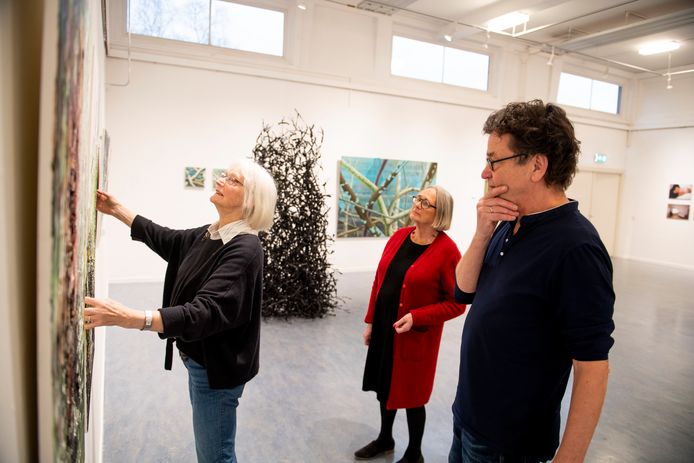Januari vorig jaar: Kees Heemskerk richt met Ineke Pezie (midden) en Hanny Niessen de expositie 15 jaar kunsthal Hof 88 in. Inmiddels zijn Heemskerk en Pezie vertrokken. Hanny Niessen is bestuurslid.