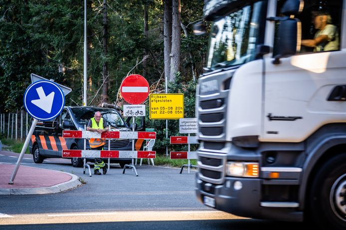 Een buitenlandse vrachtwagenchauffeur passeert op de Koningsweg de afgesloten N804 richting Hoenderloo. Rijkswaterstaat neemt maatregelen om de truckers van de Veluwe te weren.
