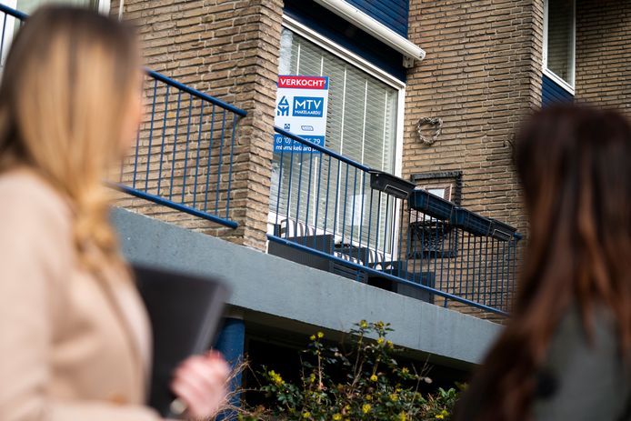 Een bord ‘verkocht’ op een appartement. SP-raadslid Eva Dansen zag ook in Gorinchem dat speculanten goedkopere woningen kochten en deze vervolgens als vrije-sector huurwoning aanboden.