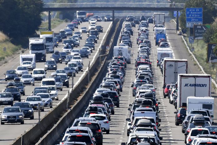 Vakantiegangers in de file op de snelweg A7 bij Vienne in het zuidoosten van Frankrijk. Foto ter illustratie.